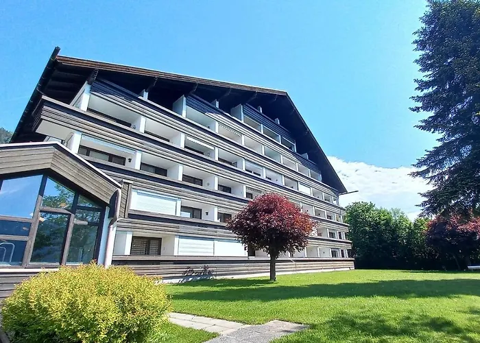 Adrian Seeblick: Lakeside With Pool And Access *